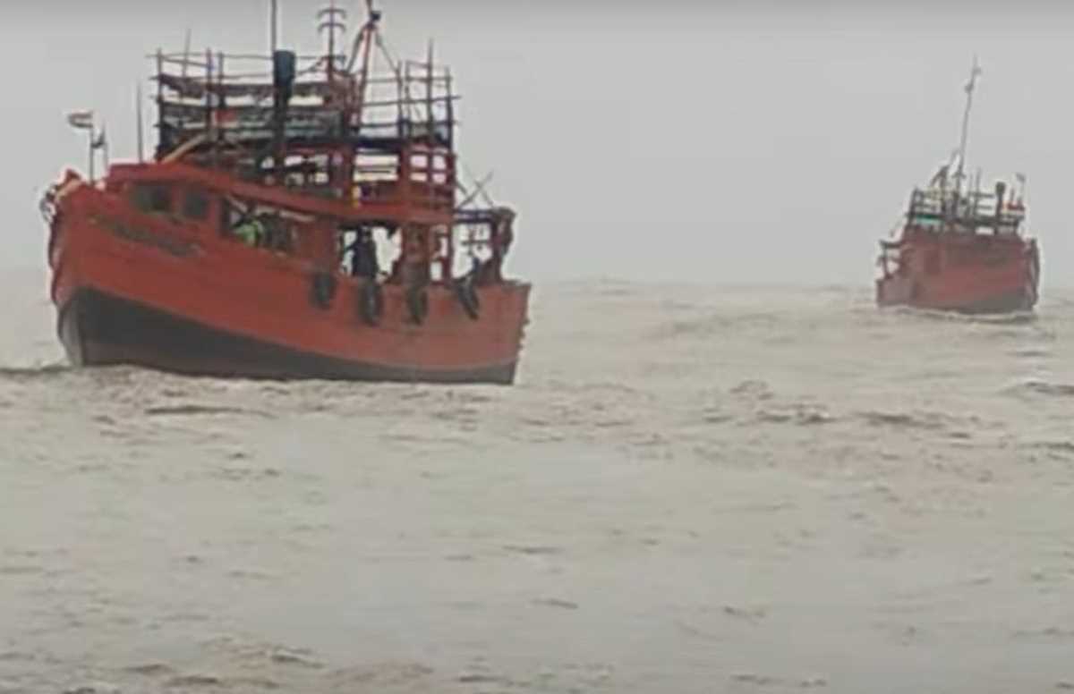 बंगाल तट पर 49 मछुआरों सहित मछली पकड़ने वाली तीन नावें लापता, तलाशी अभियान जारी